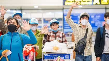 Tặng vé máy bay miễn phí cho người lao động về quê ăn Tết