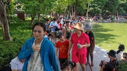 Hà Nội: Người dân tản bộ, check-in trong rực rỡ cờ hoa