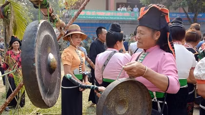 Hội xòe Bản Phủ