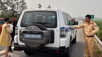 Hỏng xe trên cao tốc, người dân được CSGT hỗ trợ đưa về trạm dừng nghỉ an toàn