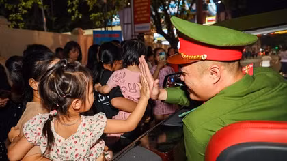 Người dân Điện Biên náo nức xem các khối diễu binh CAND hợp luyện trong đêm