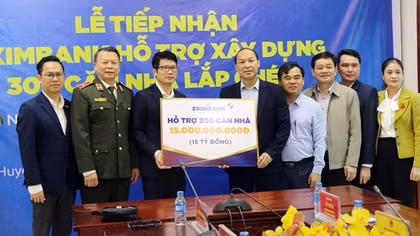 Eximbank trao tặng nhà lắp ghép cho 300 hộ nghèo huyện biên giới Kỳ Sơn