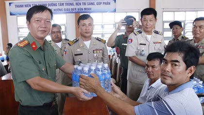 Công an tỉnh Kandal và An Giang trao hỗ trợ nước suối cho người dân vùng hạn, mặn