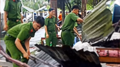 Lốc xoáy làm sập, tốc mái nhiều căn nhà ở Hậu Giang