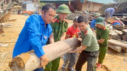 Công an Nghệ An giúp dân dựng lại nhà sau trận mưa đá tàn phá