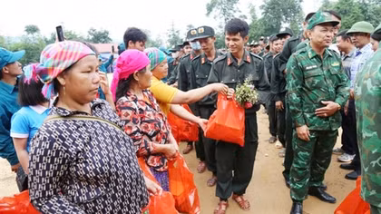 Bùi ngùi buổi chia tay các chú Bộ đội, Công an nhiều ngày cắm bản giúp người dân Nậm Tông