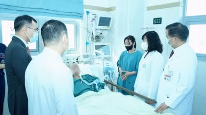 Sức khoẻ bé gái Làng Nủ điều trị tại Bệnh viện Bạch Mai giờ ra sao?