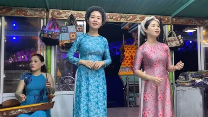 Không để ca Huế bị nhàm chán, du khách phàn nàn