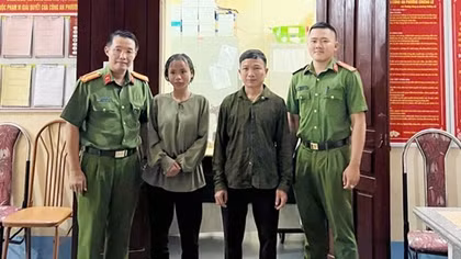 Hỗ trợ người dân trở về nhà an toàn trong đêm mưa bão
