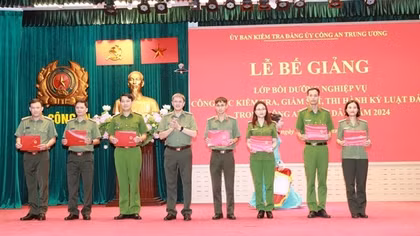 Bế giảng lớp bồi dưỡng nghiệp vụ kiểm tra, giám sát trong CAND năm 2024