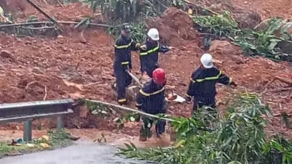 Hiện trường vụ sạt lở đất vùi xe 16 chỗ làm 9 người tử vong ở Hà Giang