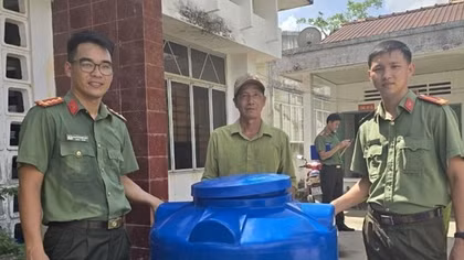 Công an Tây Ninh hỗ trợ nước ngọt, bồn nước hơn 280 triệu đồng giúp người dân vùng ngập mặn