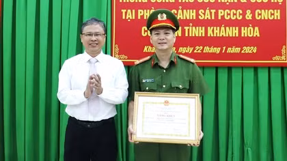 Khen thưởng tổ Cảnh sát giải cứu nhóm du khách mắc kẹt trong thang máy