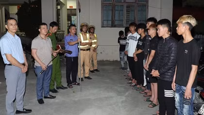 Tạm giữ 18 đối tượng mang dao phóng lợn náo loạn đường phố