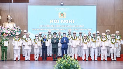 Sắc phục CAND và màu áo xanh thanh niên ngày càng được nhân dân tin yêu
