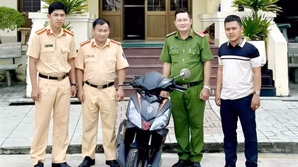 CSGT Công an Bạc Liêu trao trả xe máy bị mất cắp hơn 5 năm trước