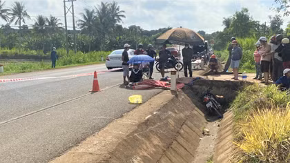 Xe máy lao xuống mương nước ven đường, 2 người tử vong
