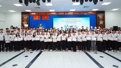 Nhiều sinh viên nhận được học bổng với mức 15 triệu đồng/suất