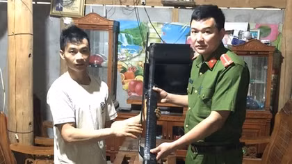 Công an huyện Bắc Hà vận động toàn dân giao nộp vũ khí, vật liệu nổ, công cụ hỗ trợ