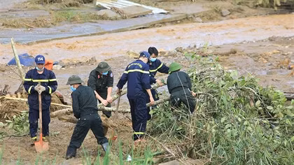Tìm thấy thêm một thi thể nạn nhân lũ quét ở Làng Nủ, còn 13 người mất tích