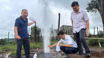 Đoàn khảo sát thuộc Bộ TN&MT lấy mẫu tại giếng khoan tự phun