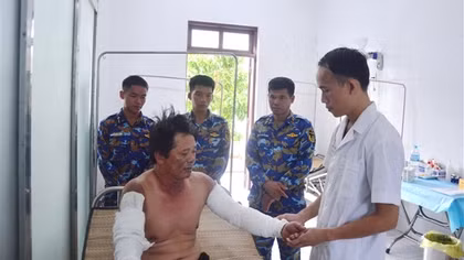 Cháy bình ga trên tàu, thuyền trưởng bị bỏng nặng