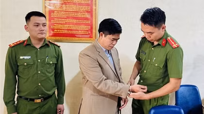 Bớt xén kinh phí của học sinh dân tộc nội trú, một hiệu trưởng ở Lào Cai bị bắt