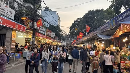 Công an đặt biển, trực tiếp nhắc nhở người dân cảnh giác mất cắp khi đi Phủ Tây Hồ
