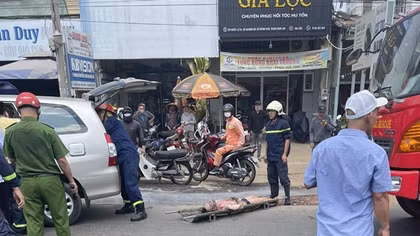 Lửa bùng phát trong căn nhà 2 tầng khoá cửa khiến 1 người chết, 1 người bị thương nặng