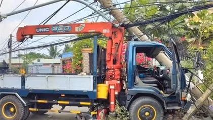 Xe tải cẩu đâm tử vong một thanh niên và làm gần 6,5 nghìn hộ dân mất điện