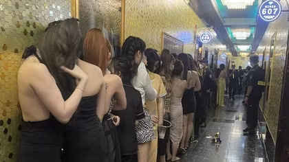 Nhân viên karaoke múa thoát y tiếp khách