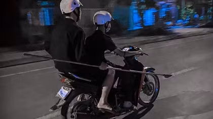 Mang dao phóng lợn nghênh ngang trên đường
