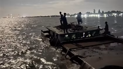 Bắt tàu vỏ thép khai thác cát trái phép trên sông Tiền