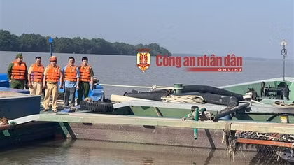 Bắt quả tang 22 đối tượng khai thác, vận chuyển cát trái phép