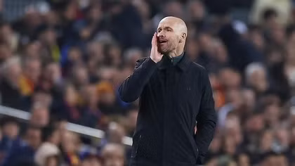 Không thắng được Barcelona, HLV Erik Ten Hag phàn nàn về trọng tài