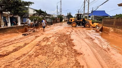 Lũ cát, bùn đỏ chia cắt nhiều tuyến đường ven biển Phan Thiết, tràn vào nhà dân