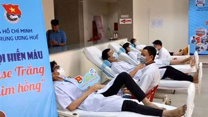 Hơn 200 y, bác sĩ trẻ tình nguyện hiến máu cứu người