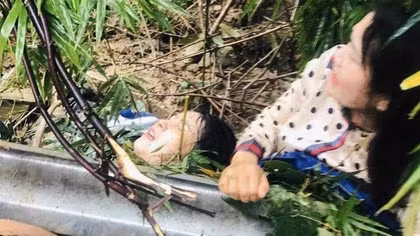 Cứu hai giáo viên bị vùi trong sạt lở