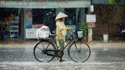 Nắng nóng tạm lui, miền Bắc đón mưa giông
