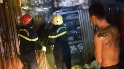 Di dời kịp thời 22 xe ô tô đậu sát đám cháy kho chứa vải