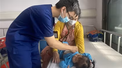 Quyết định đánh cược và ca mổ hồi sinh sự sống cho bé gái 14 tháng tuổi