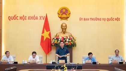 Uỷ ban Thường vụ Quốc hội họp giữa hai đợt của Kỳ họp thứ 5, cho ý kiến 17 luật, nghị quyết
