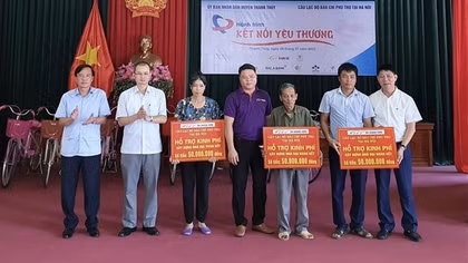 Trao tặng những phần quà ý nghĩa tới người dân Phú Thọ