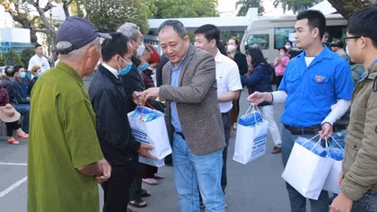 "Chuyến xe yêu thương" chở hàng trăm bệnh nhân nghèo về quê đón Tết