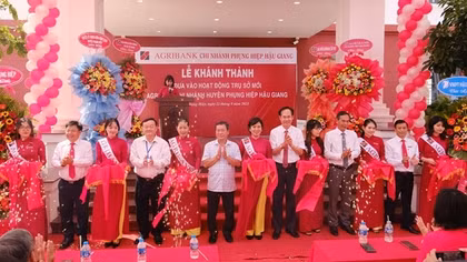 Agribank Phụng Hiệp khánh thành trụ sở mới và khai trương máy Autobank CDM