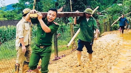 Vượt sông, băng rừng đến với bà con Đan Lai