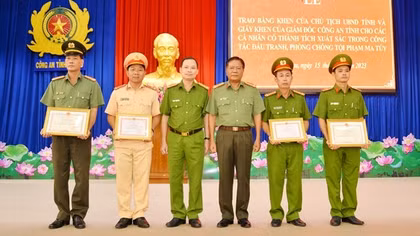 Khen thưởng 6 cá nhân có thành tích triệt phá tội phạm ma túy ở Cà Mau