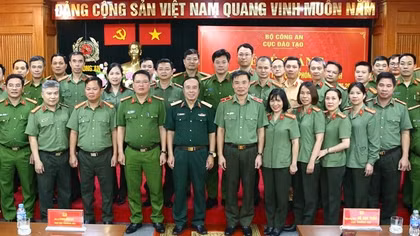 Bế giảng lớp bồi dưỡng kiến thức quốc phòng và an ninh đối tượng 2 trong CAND