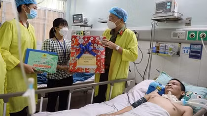 Công an TP Hồ Chí Minh trao 150 triệu đồng hỗ trợ đồng đội bị bệnh hiểm nghèo