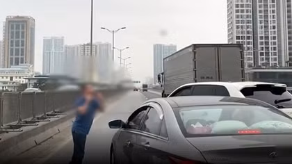 Tài xế Porsche chặn đầu, nhổ nước bọt vào xe khác bị phạt 11 triệu đồng